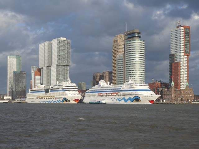 Cruiseschepen AIDAmar en AIDAcara van Aida Cruises aan de Cruise Terminal Rotterdam